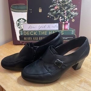 Clarks | Black Brynn Poppy Leather Pump womens size 11